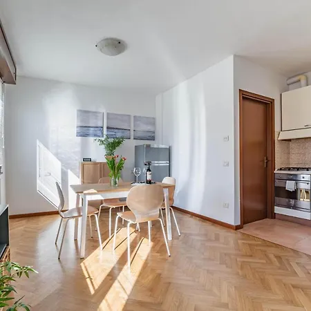 Guesthost - Parco Ducale Duplex With Parking Parma
